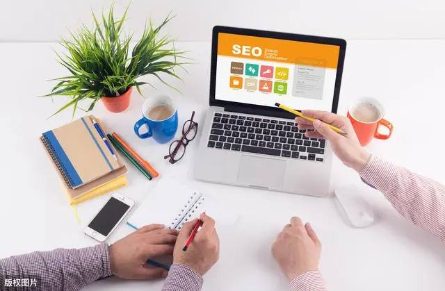 小车突然爆胎后排女子被甩出车窗